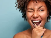 Un dentiste remet en cause le brossage de dents après un repas