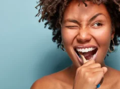 Un dentiste remet en cause le brossage de dents après un repas