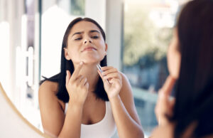 Poils au menton : comment s’en débarrasser