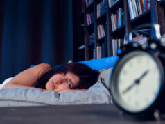 Un neurologue alerte : ce symptôme avant de dormir annonce un AVC dans la nuit