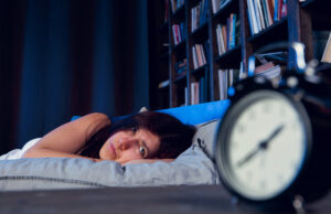 Un neurologue alerte : ce symptôme avant de dormir annonce un AVC dans la nuit