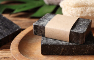 Savon noir : ce remède naturel sous-estimé pour une peau éclatante