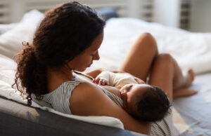 Covid : de l’ARN vaccinal a-t-il été retrouvé dans le lait maternel ?