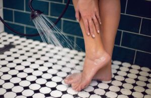 Pourquoi faire pipi sous la douche est une très mauvaise idée ?
