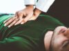Arrêt cardiaque : les 3 gestes des premiers secours à connaître absolument