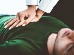 Arrêt cardiaque : les 3 gestes des premiers secours à connaître absolument