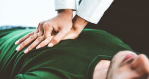 Arrêt cardiaque : les 3 gestes des premiers secours à connaître absolument
