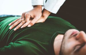 Arrêt cardiaque : les 3 gestes des premiers secours à connaître absolument