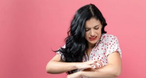 Moustiques : Et si c’était votre gel douche qui les attirait d’après ?