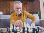 Jouer aux échecs ou faire des mots croisés réduit le risque de démence