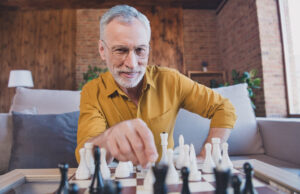 Jouer aux échecs ou faire des mots croisés réduit le risque de démence