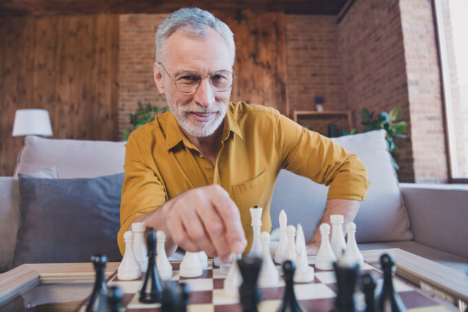 Jouer aux échecs ou faire des mots croisés réduit le risque de démence