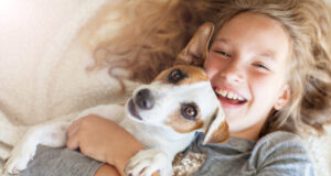Les enfants vivant avec un animal domestique auraient moins de risques de développer des allergies alimentaires.