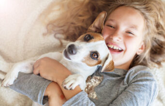 Les enfants vivant avec un animal domestique auraient moins de risques de développer des allergies alimentaires.