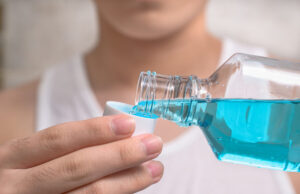 5 façons pour fabriquer un bain de bouche naturel