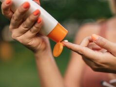 Cancer de la peau : ces 6 zones que l’on oublie toujours de protéger des rayons solaires, selon les dermatologues