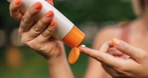 Cancer de la peau : ces 6 zones que l’on oublie toujours de protéger des rayons solaires, selon les dermatologues