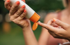 Cancer de la peau : ces 6 zones que l’on oublie toujours de protéger des rayons solaires, selon les dermatologues