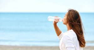 Bouteille d’eau en plastique : pendant combien de temps peut-on la boire après ouverture ?