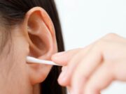 Bouchon de cérumen : les 5 pires gestes à éviter pour l’extraire