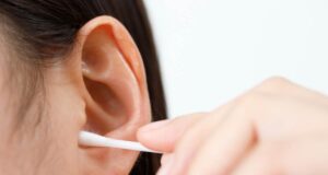 Bouchon de cérumen : les 5 pires gestes à éviter pour l’extraire