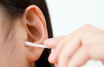 Bouchon de cérumen : les 5 pires gestes à éviter pour l’extraire