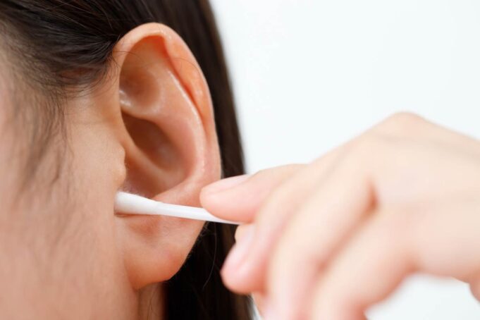 Bouchon de cérumen : les 5 pires gestes à éviter pour l’extraire