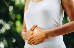 Ces aliments qui favorisent la graisse abdominale : comment les éviter naturellement