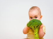 Bébé : la diversification alimentaire et le risque d’allergie sont bien liés