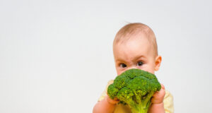 Bébé : la diversification alimentaire et le risque d’allergie sont bien liés