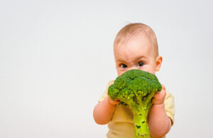 Bébé : la diversification alimentaire et le risque d’allergie sont bien liés