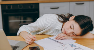 Fatigué après avoir mangé ? On vous explique les raisons