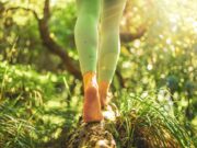 Marcher pieds nus : est-ce bon ou mauvais pour la santé ?