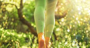 Marcher pieds nus : est-ce bon ou mauvais pour la santé ?