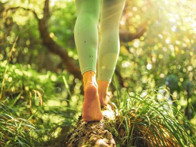 Marcher pieds nus : est-ce bon ou mauvais pour la santé ?