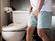 Debout ou assis : quelle est la meilleure façon d’uriner pour un homme selon les experts ?