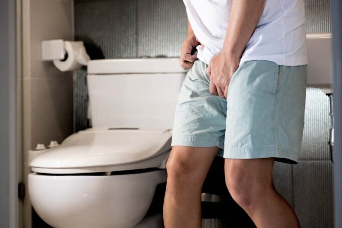 Debout ou assis : quelle est la meilleure façon d’uriner pour un homme selon les experts ?