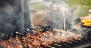 Barbecue : Cancer, infections bactériennes… Le danger de la cuisson à la flamme.