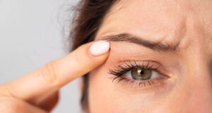Paupière qui tremble (fasciculation) : causes et solutions