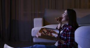 Manger avant d’aller se coucher : est-ce mauvais pour la santé ?