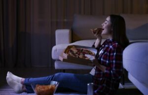 Manger avant d’aller se coucher : est-ce mauvais pour la santé ?