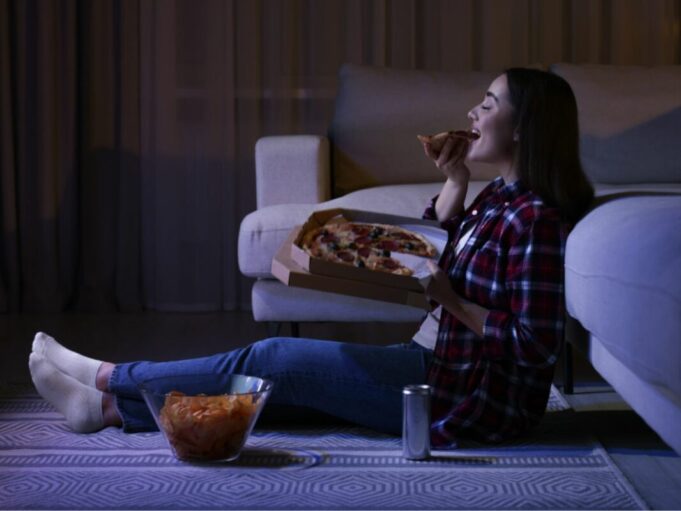 Manger avant d’aller se coucher : est-ce mauvais pour la santé ?