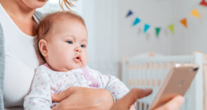 Bébé : retard de développement à cause des écrans