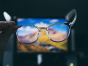 Yeux fatigués : les lunettes anti-lumière bleues ne seraient pas efficaces, selon une étude