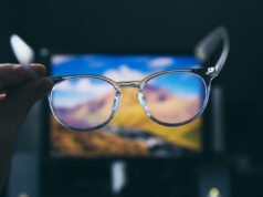 Yeux fatigués : les lunettes anti-lumière bleues ne seraient pas efficaces, selon une étude