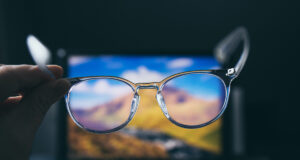 Yeux fatigués : les lunettes anti-lumière bleues ne seraient pas efficaces, selon une étude