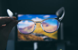 Yeux fatigués : les lunettes anti-lumière bleues ne seraient pas efficaces, selon une étude