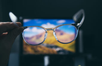 Yeux fatigués : les lunettes anti-lumière bleues ne seraient pas efficaces, selon une étude
