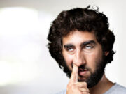 Se curer le nez peut-être dangereux selon une étude