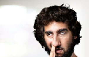 Se curer le nez peut-être dangereux selon une étude